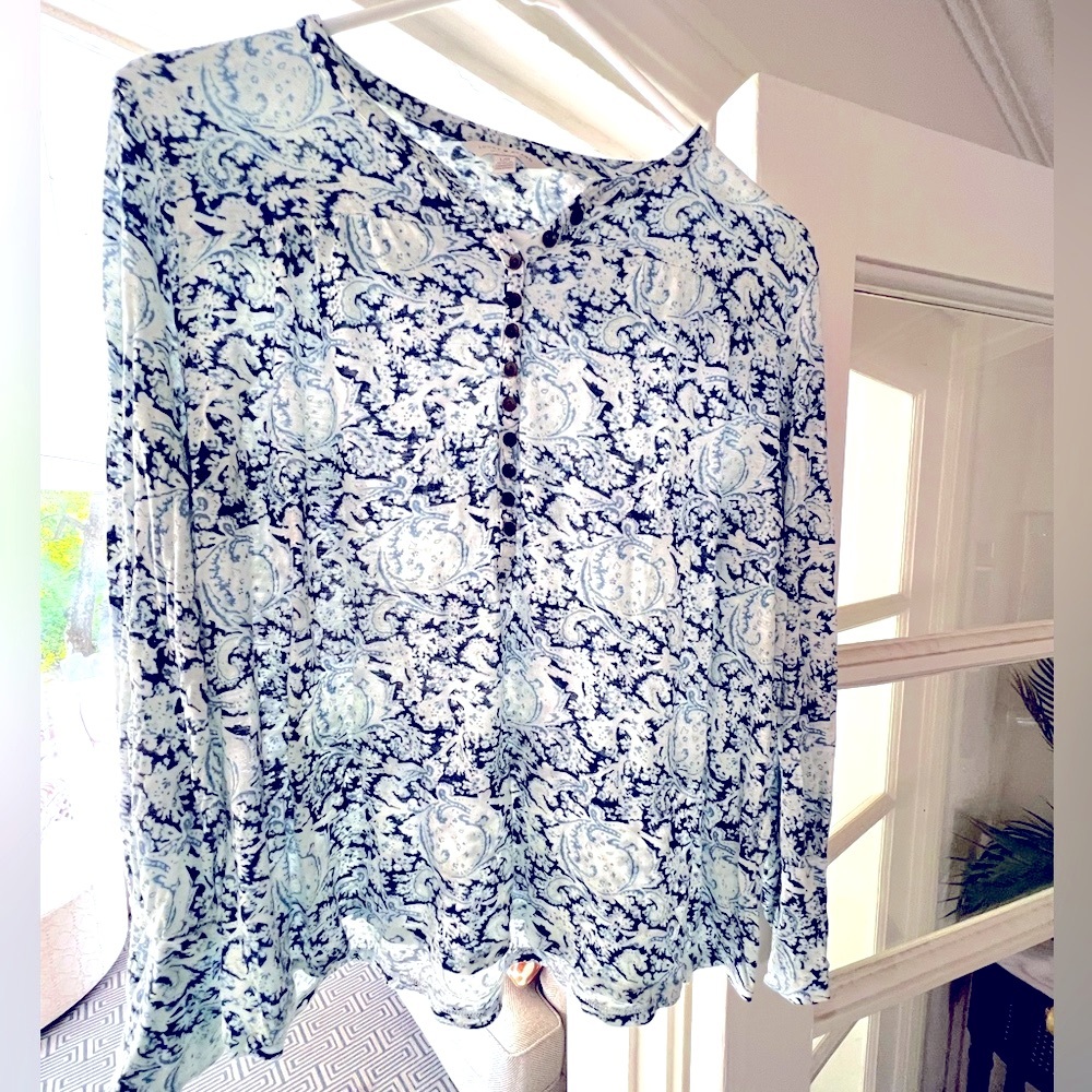 Lucky Brand pull over top pretty button detailing on sleeve